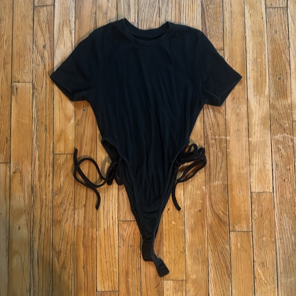 Set of three tee shirt high cut leg hole (on the sides) bodysuits - Picture 3 of 4